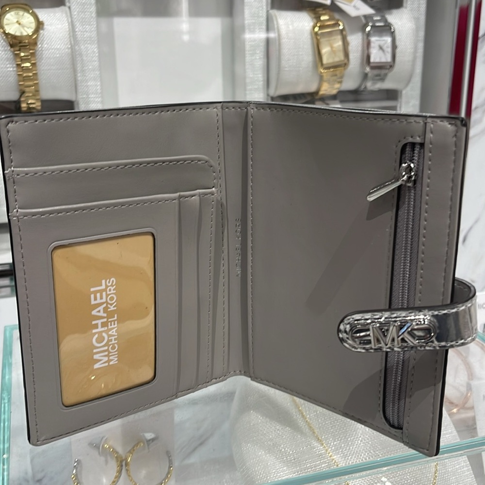 Michael Kors Empire Metallic Crocodile Embossed Leather Passport Wallet NWT - Picture 5 of 16